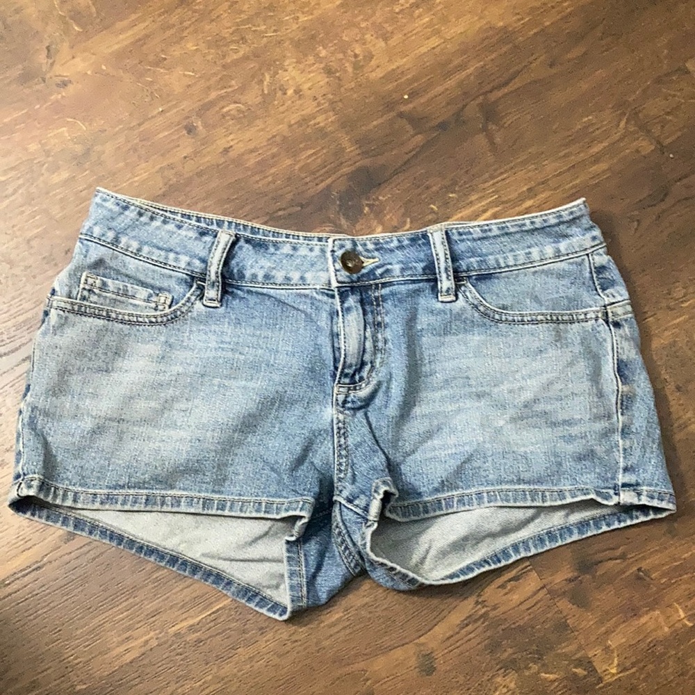 Mid waist Jean shorts.